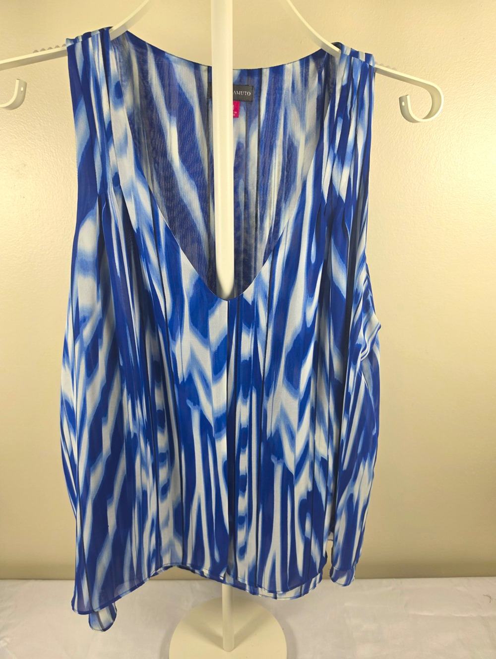 Vince Camuto Women's M Blue White Abstract Print Sleeveless V Neck Flowy Blouse